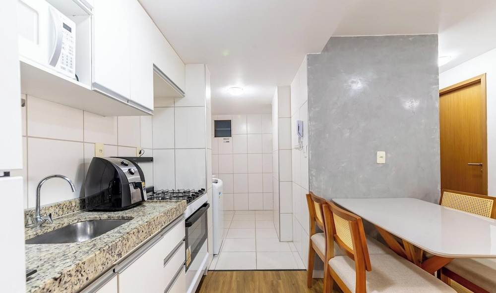 Building w/ Pool Just 700m fr/ Ponta Verde Beach - Mbrs