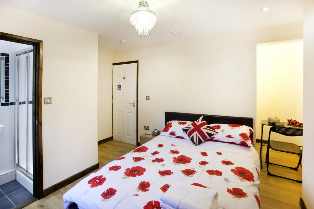 Emporium Nottingham - Your own City Centre Self Catering Apartment - with 3 Bathrooms and Full Kitchen, ideal for Contractors too - Outside Smoking Area - "Cook as you would at Home" - by Victoria Centre Shopping Centre on Huntingdon Street