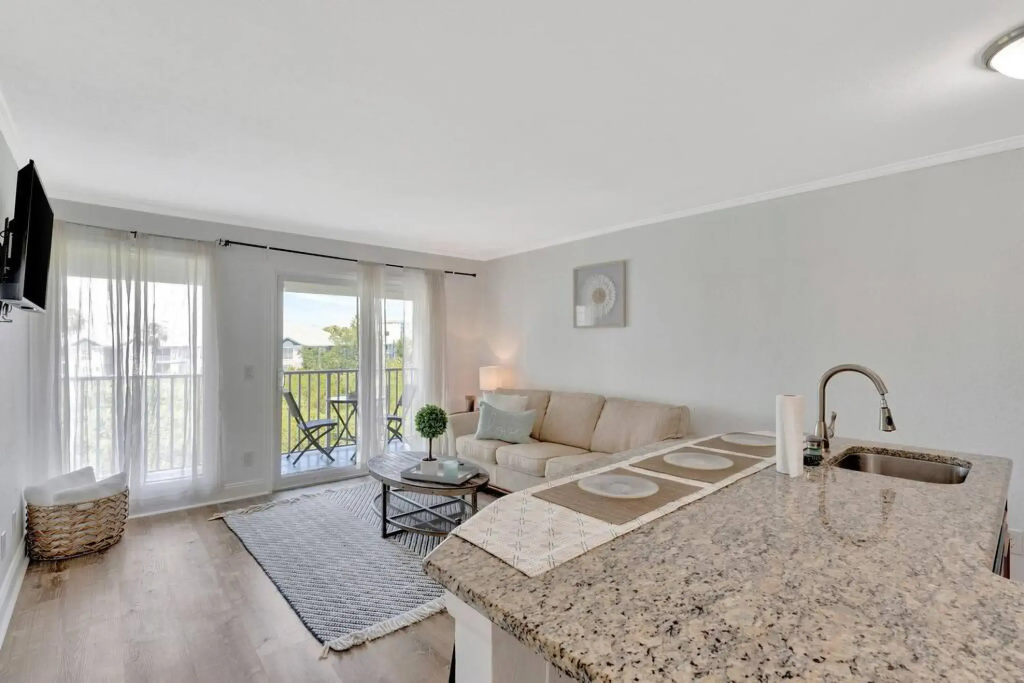 Sunset on the Bay Designer Condo with Private Balcony and Hotel Heated Pool