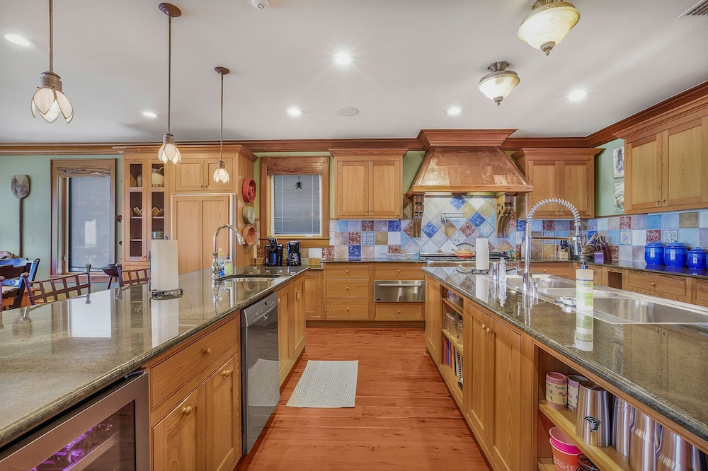 The Gayosa House 9BR Beachfront Oasis With Private Pool Hot Tub