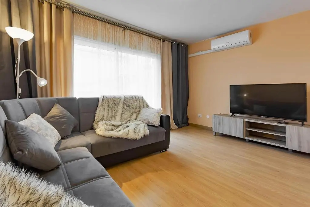 YELLOW 3 bedroom large apartment for 10 guests