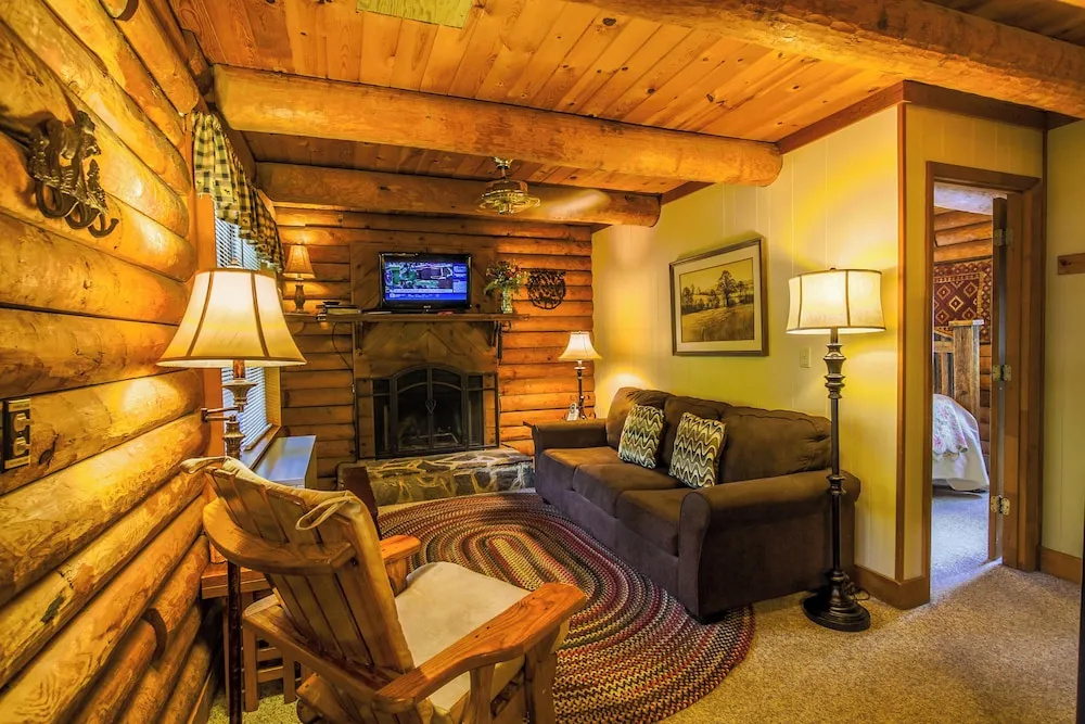 Mountainaire Inn and Log Cabins