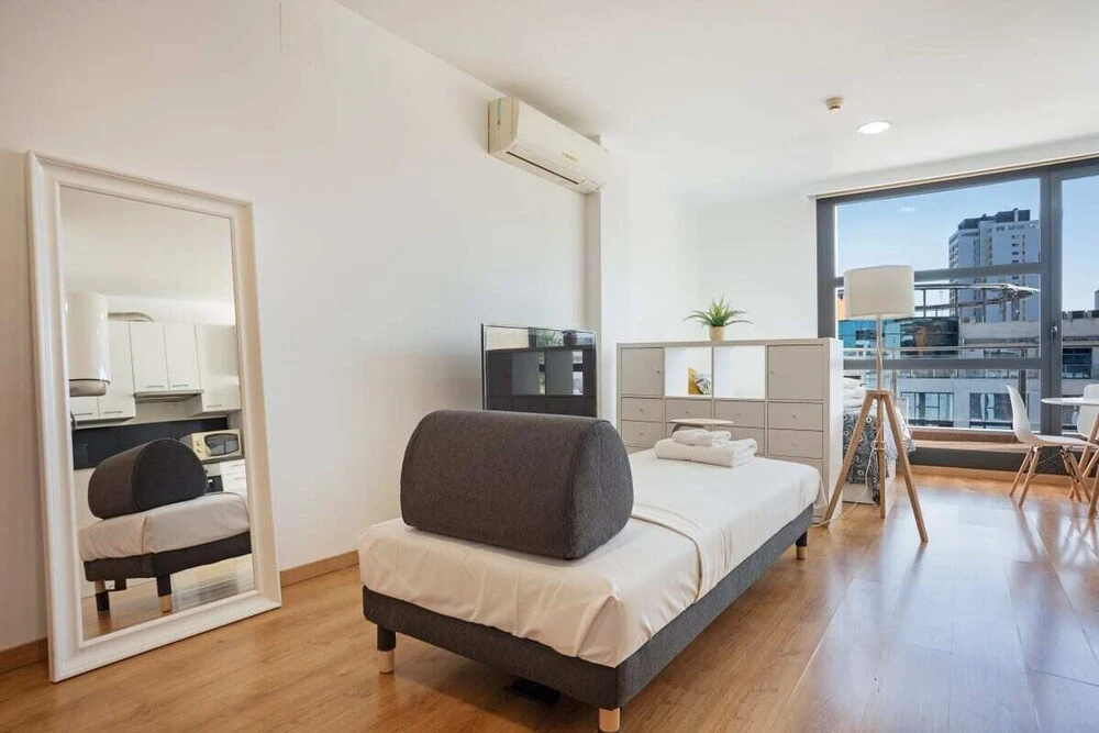 Studio w Balcony in Sanchinarro, 7 min to Train