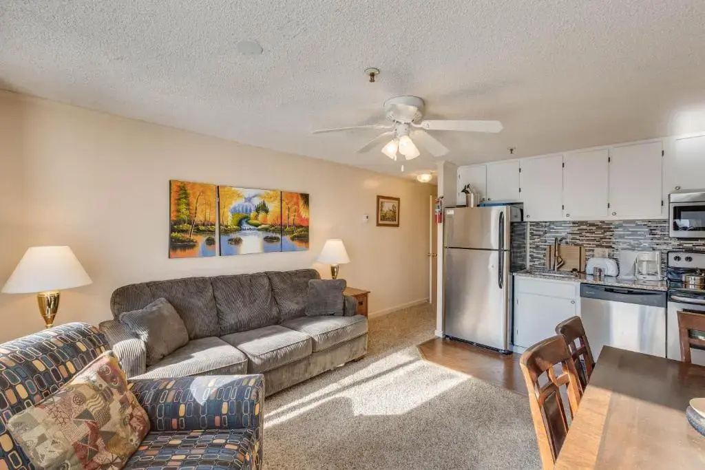 Stroll to Slopes, Village Area, Ski in-out MtLodge 329