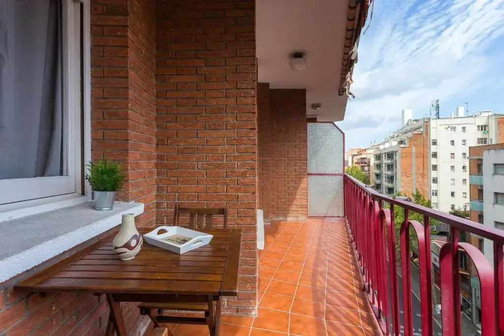 Spacious 4 Bedroom Apartment Fira BCN & Camp Nou