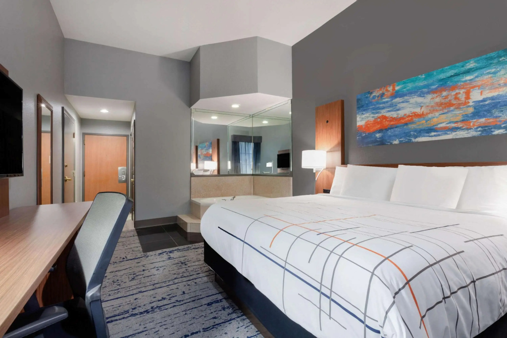La Quinta Inn & Suites by Wyndham St. Petersburg Northeast