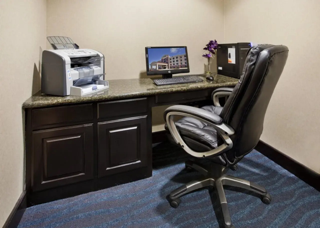 Holiday Inn Express and Suites Pryor by IHG