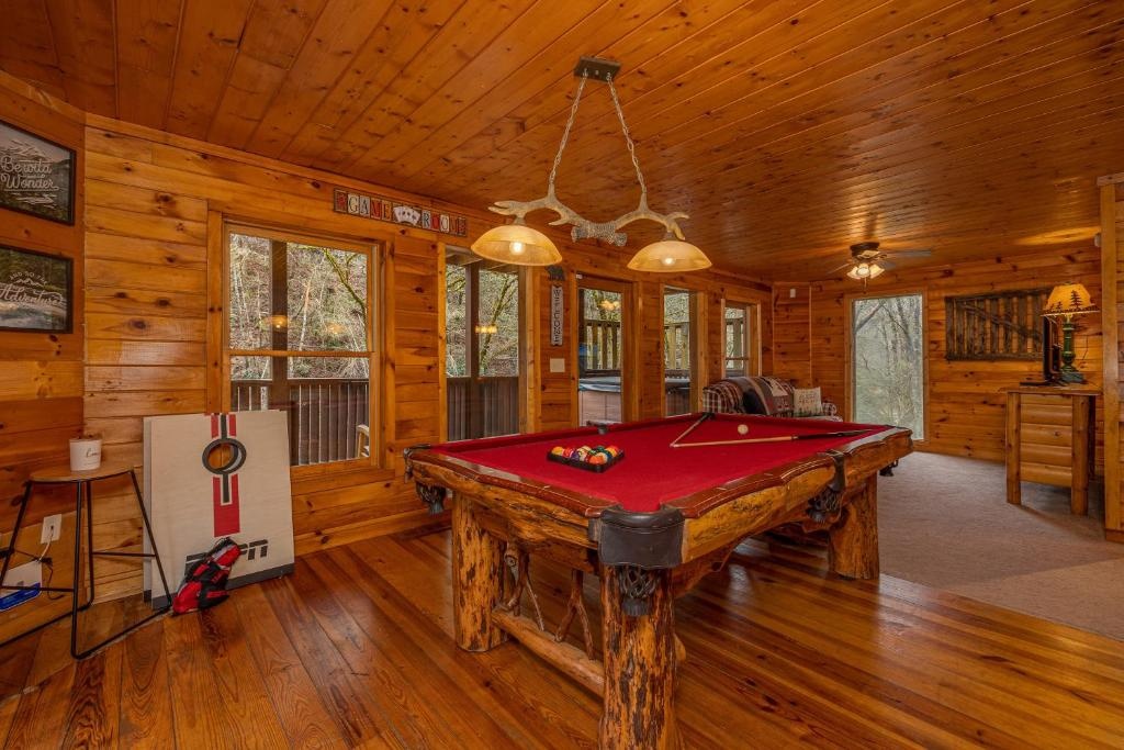 Creek, Pet Friendly, Spa, Arcade, Private, King Beds, Games, Easy Roads