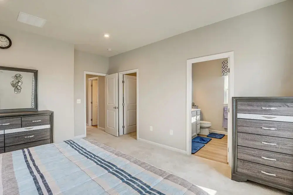 30 Mi to Downtown DC: Charming Dale City Townhome!