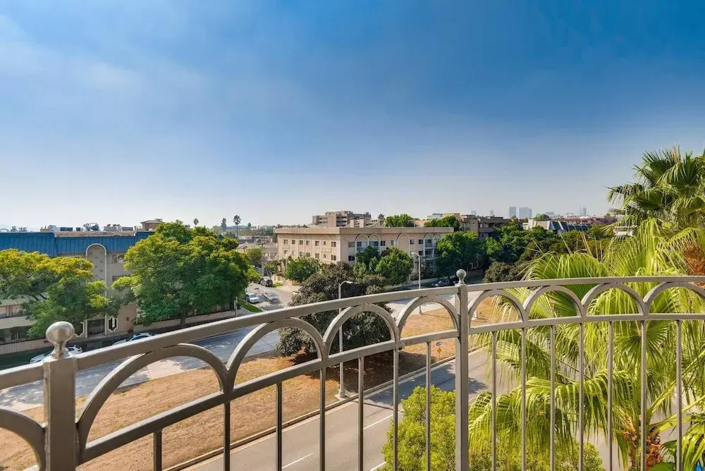 Beverly Hills/Weho Amazing Penthouse 2BR Across From Cedars Sinai (BW-4)