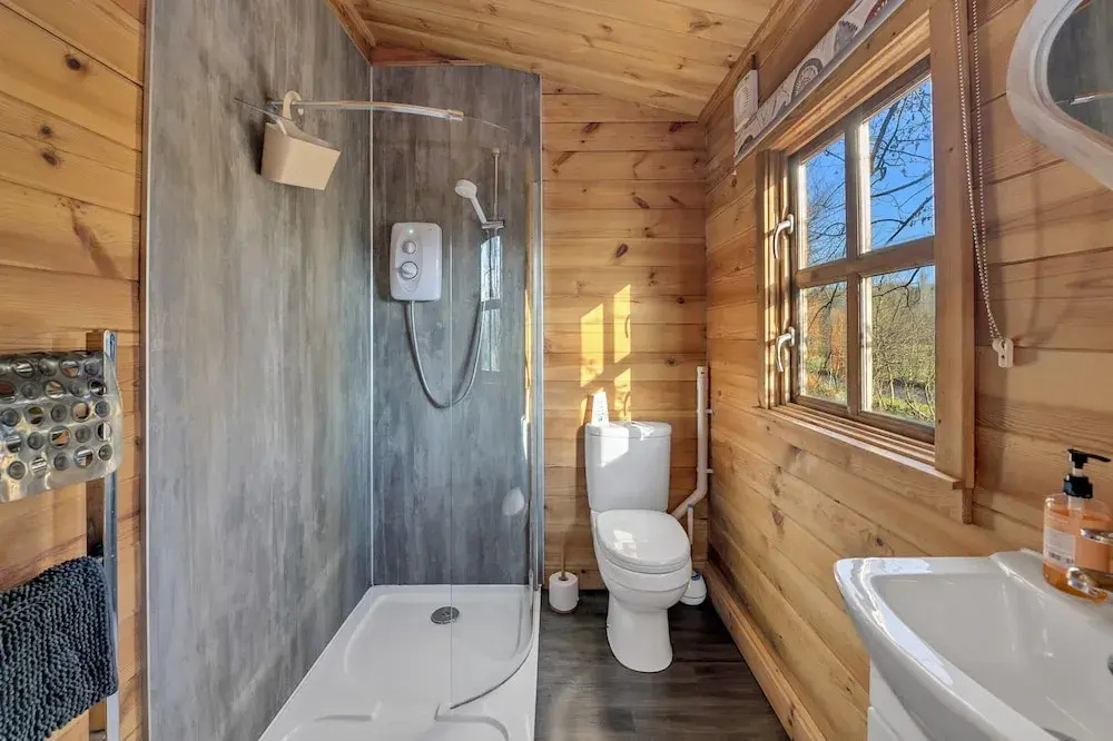 Lodge in Suffolk Near Scenic Trails