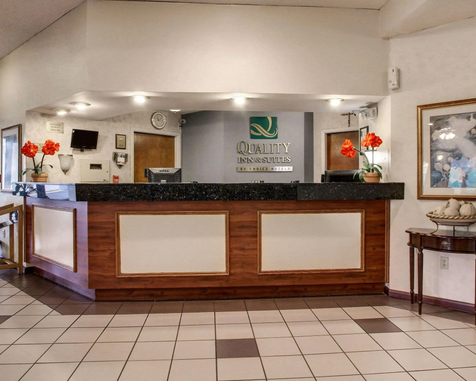 Quality Inn & Suites Clinton - Jackson West