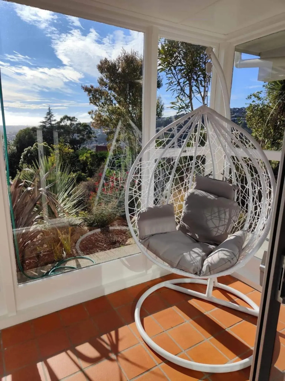 Newly Renovated Hillside Apartment Close To City