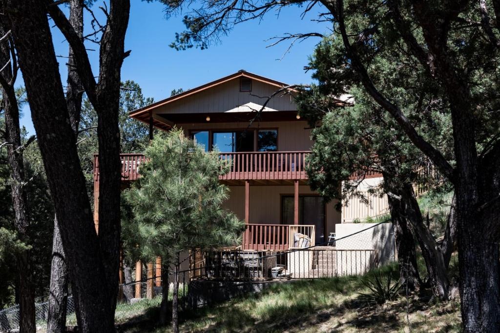 2 Sisters Mountain Home, 3 Bedrooms, Sleeps 10, View, Game Room, Hot Tub