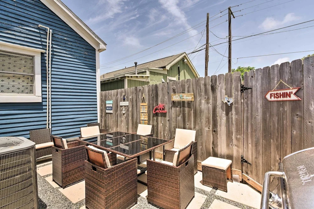 Walk to The Strand: Historic Galveston Home!