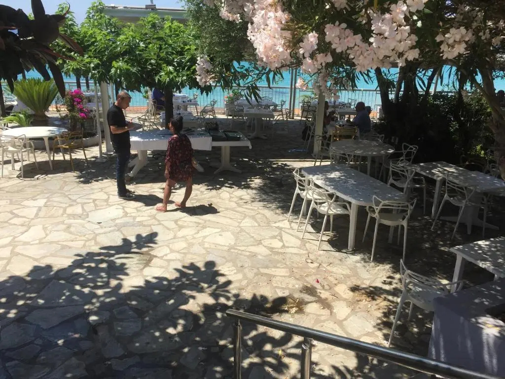 Ajaccio magnifique T2 37m2 centre ville vue mer au bord de la plage Neuf 4 couchages balcon parking privé fermé Clim wifi