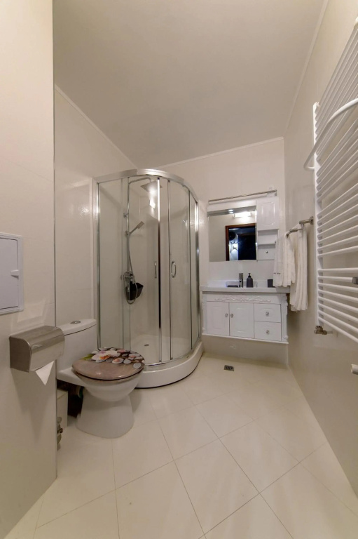 Luxury 2-bedroom apartment by Studenets Center
