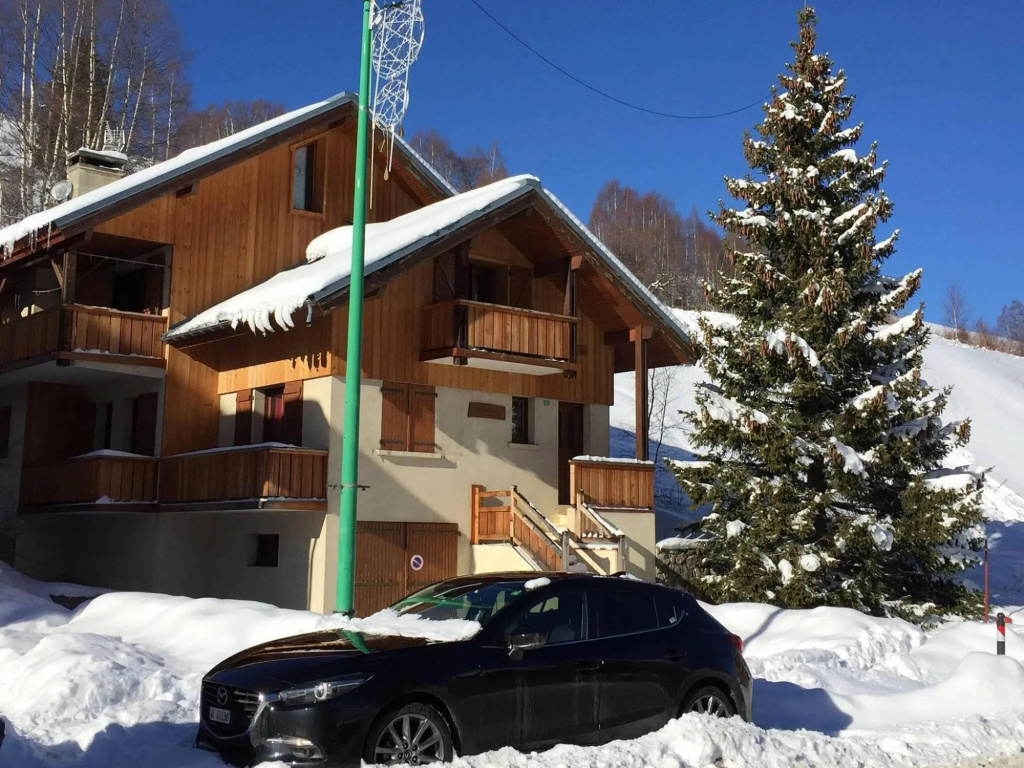 Spacious 16-person chalet with five bedrooms in Les Deux Alpes