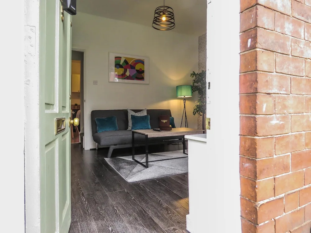 Tudors eSuites Historic Townhouse Birmingham with Garden