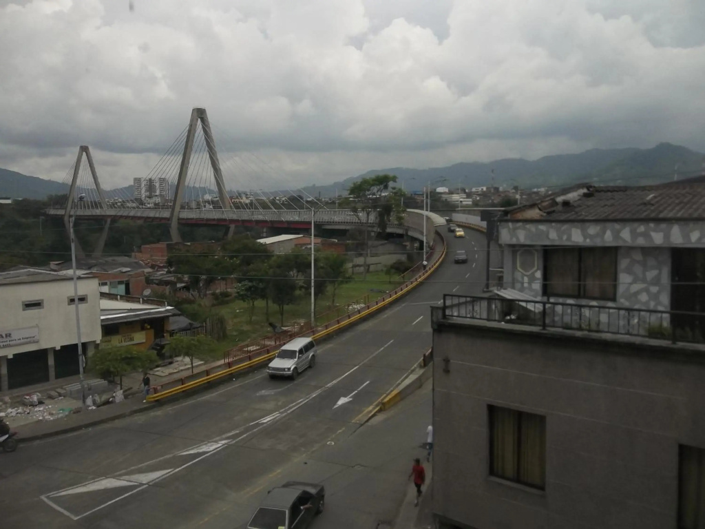 Apartaestudio en Pereira con vista al viaducto - Beatiful apartment with city view