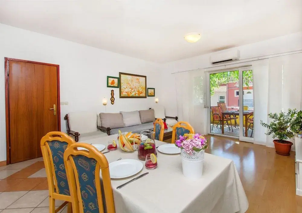 Apartments and Rooms Anita