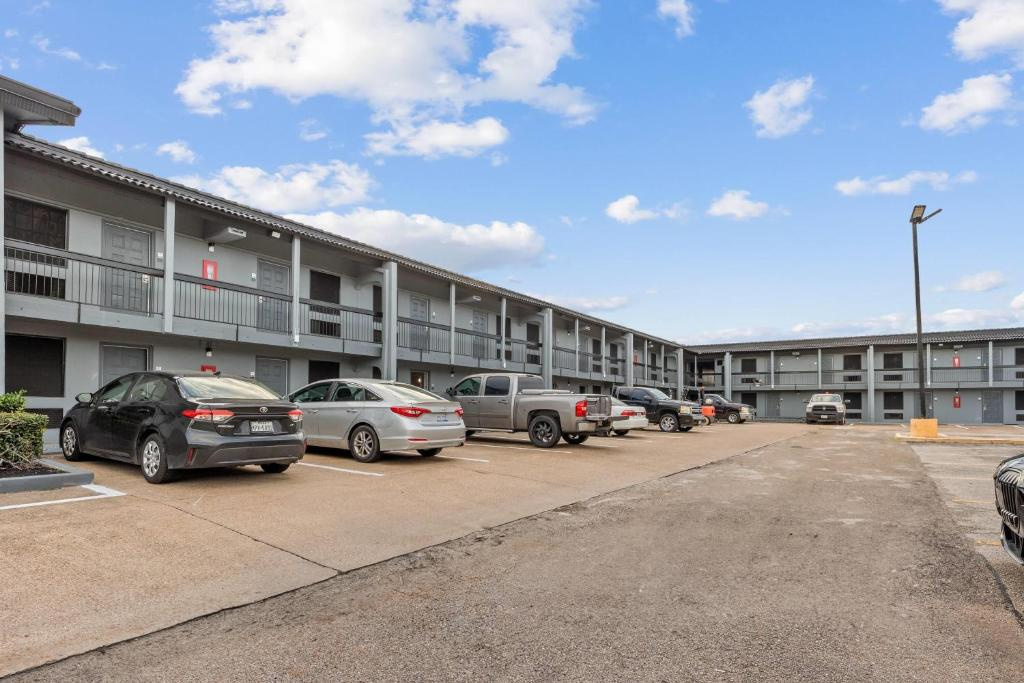 Super 8 by Wyndham Texas City - Galveston Area