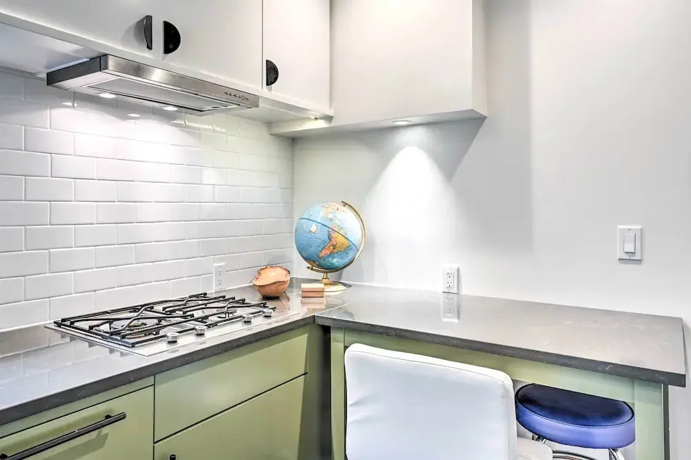 2 Mi to Capitol Hill, Walk to SU! Quaint Retreat