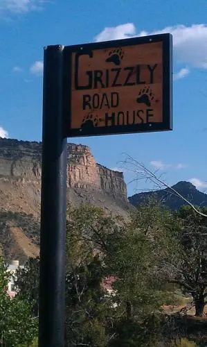 Grizzly Roadhouse Bed and Breakfast