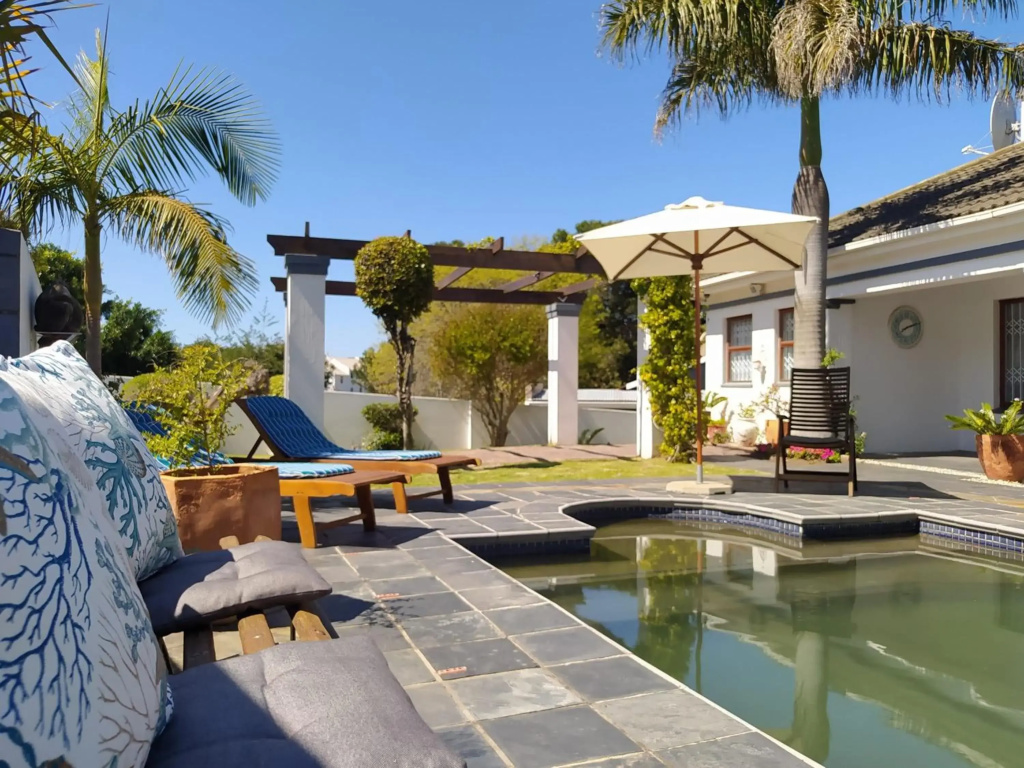 Villa Mintos - 4 bed 3 bath, Pool, 750m to Robberg 5 Beach