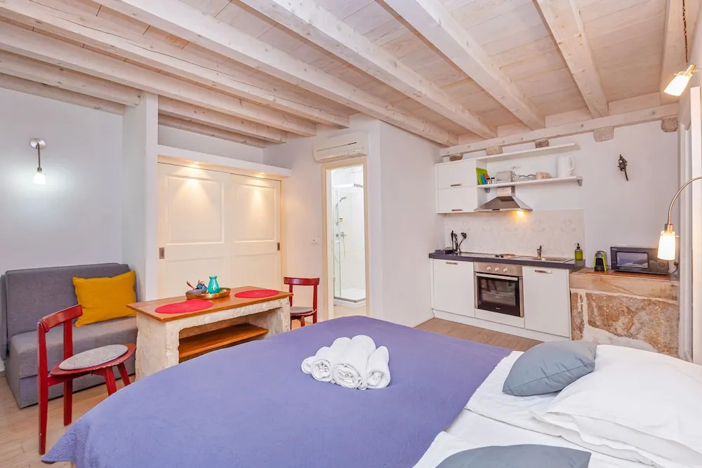RAFAEL Rooms & Apartments Old Town by DuHomes