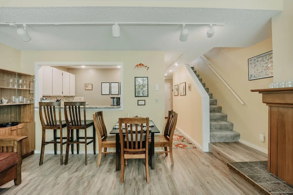 82sw - Fireplace - Pets OK - Wi-fi - Kitchen - Sleeps 4
