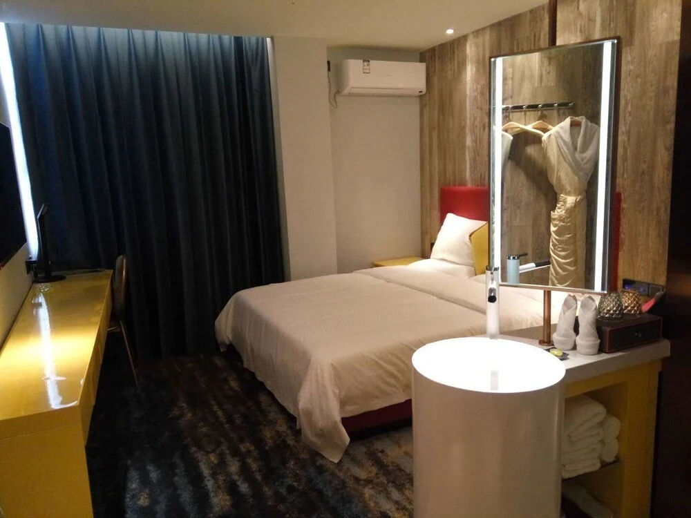 Yantai 90's Light Luxury Hotel