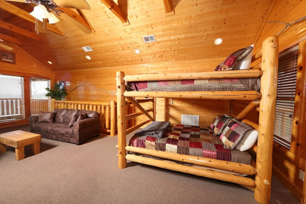 Rising Eagle Lodge - Eight Bedroom Cabin