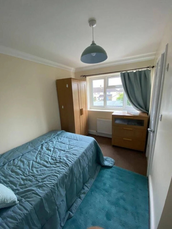 Charming 6-bed House in Reading With Parking