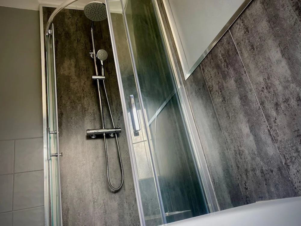 Family modern 3 bedroom hot tub house