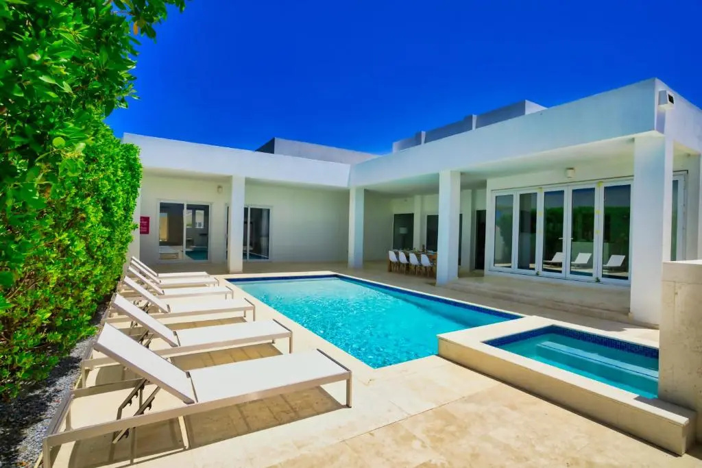 Grand Modern Villa 6-bedroom! Brand New! Heated Jacuzzi!