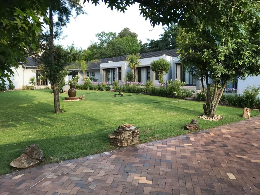 6 on Morris Guest Lodge