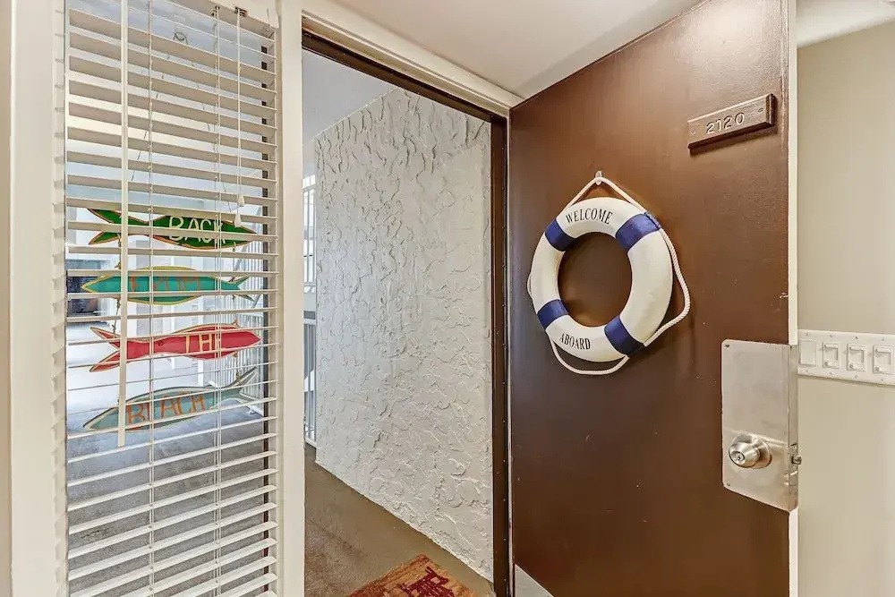 Recently Renovated Secluded Beachwood Condo Free Wifi by Redawning