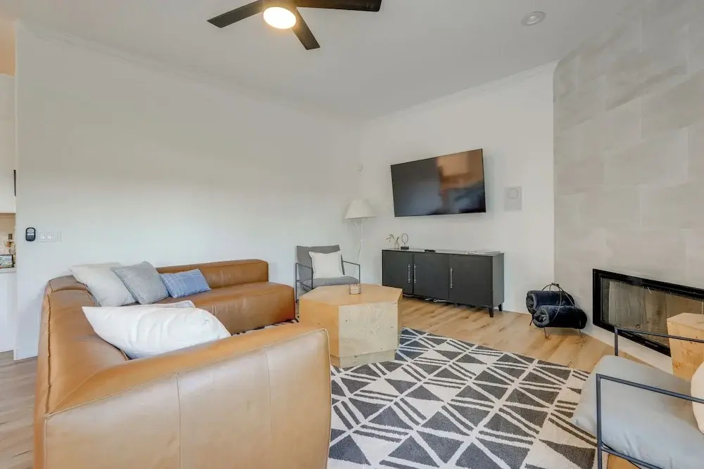 Pool Table, Putting Green: Luxury Oasis in Mesa