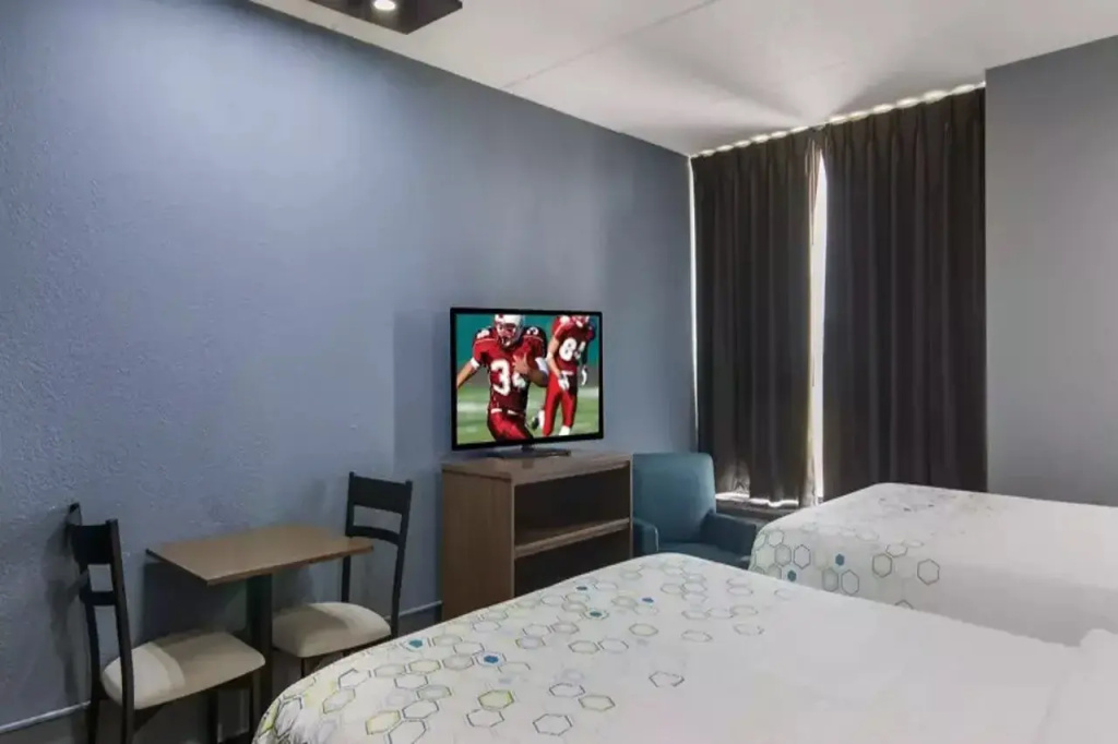 HomeTowne Studios by Red Roof and Conference Center Chicago - N Aurora Naperville