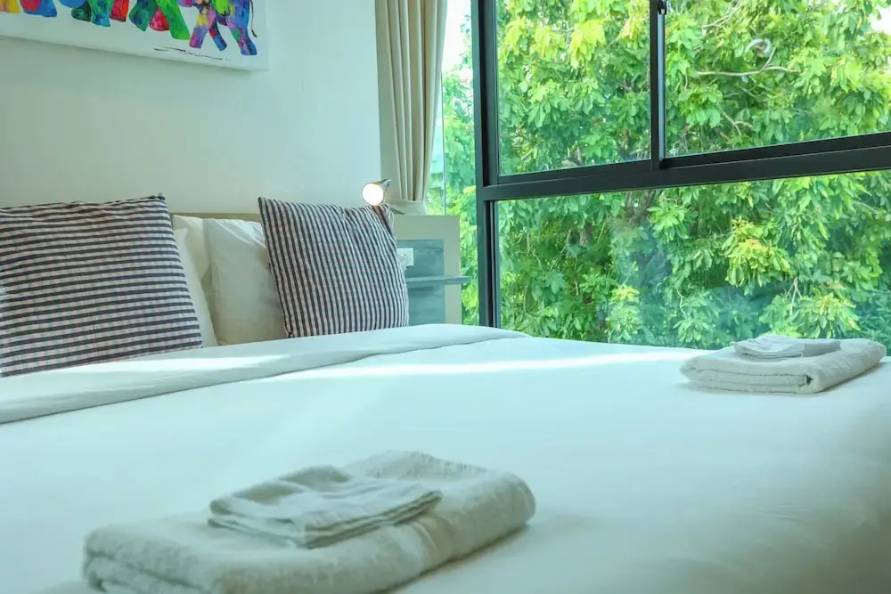 Chic Condo Just 100m from the Shore c130
