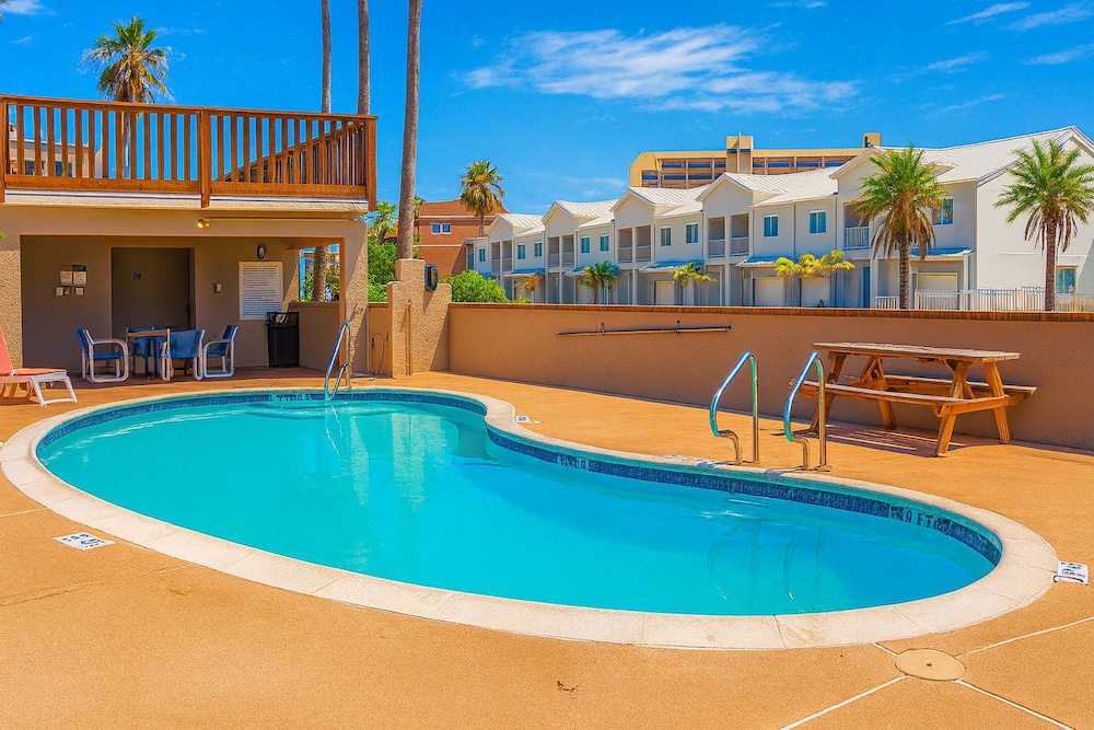 Short Walk to Beach - Pool - 1st Floor