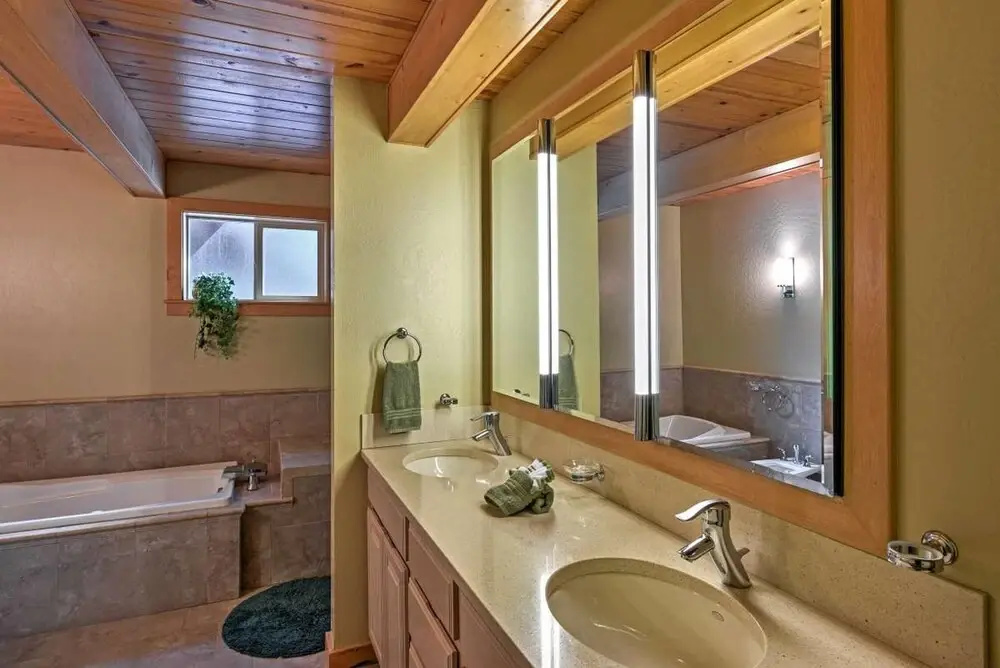 Tahoma Cabin Steps to Hiking Trails & 1 Mi to Lake!