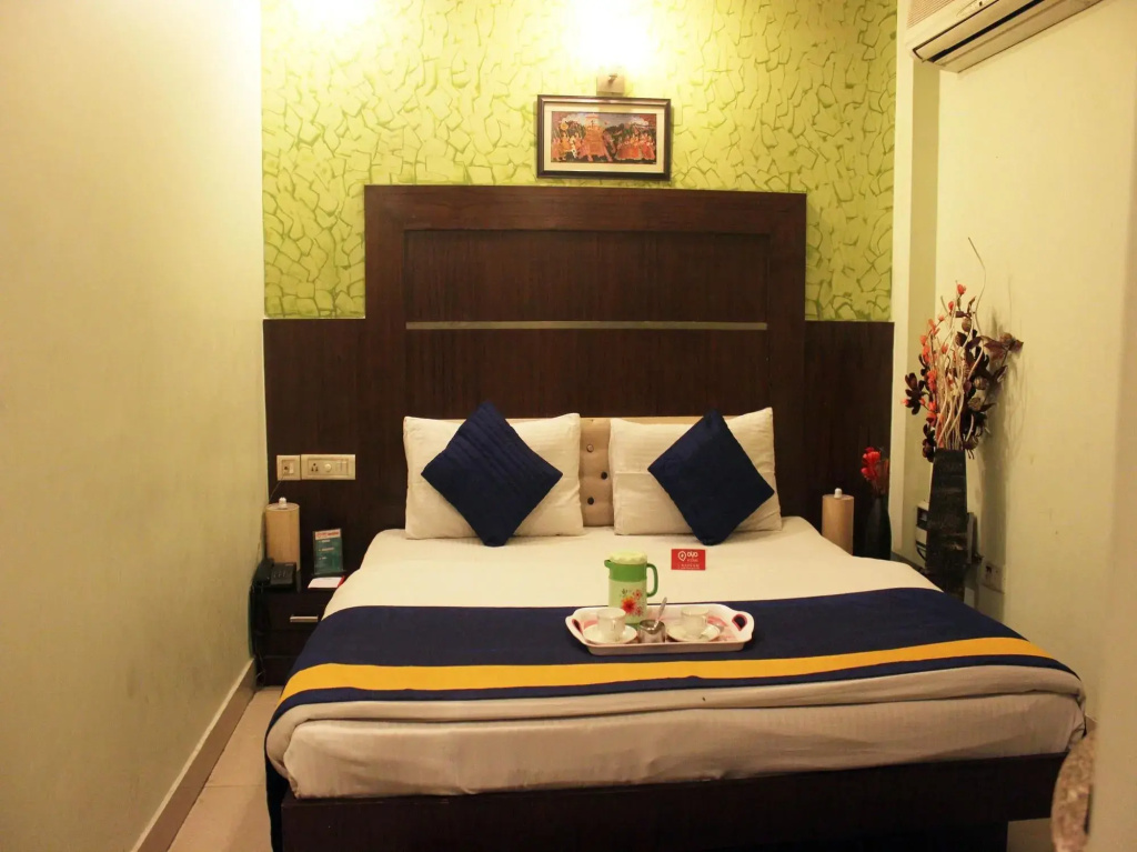 Star view by Hotel Black mooncouple friendly Near Rk ashram Metro