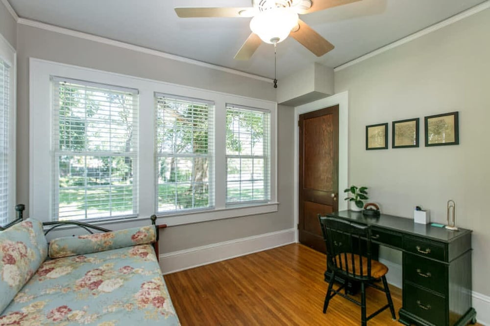 Roomy 5BR Bungalow w Backyard Close to Downtown