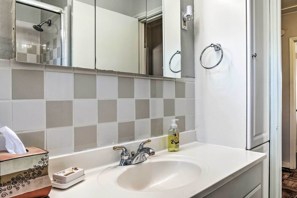 Pet-friendly Home w/ Patio - 3 Mi to Houston Zoo!