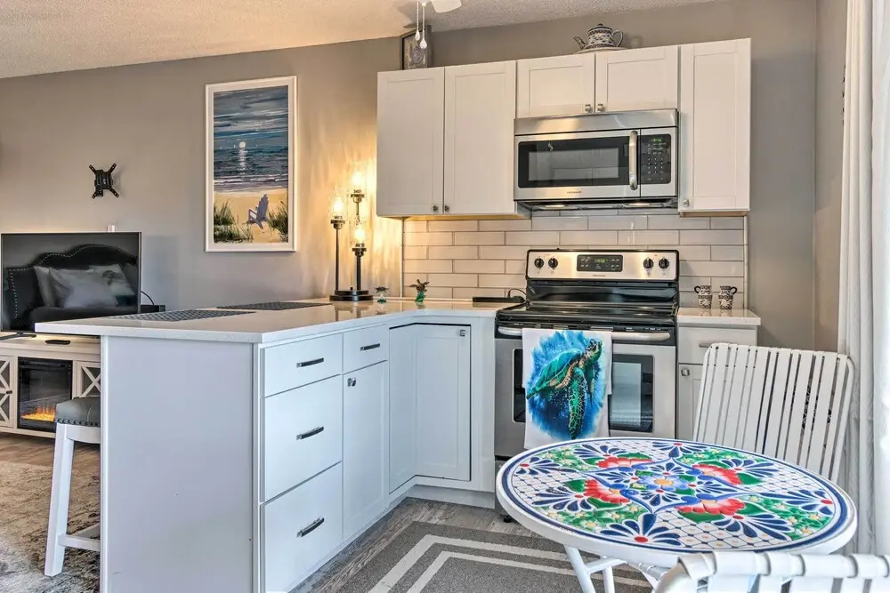 1 Mi to Lake Lure: Mtn-view Studio w/ Balcony!