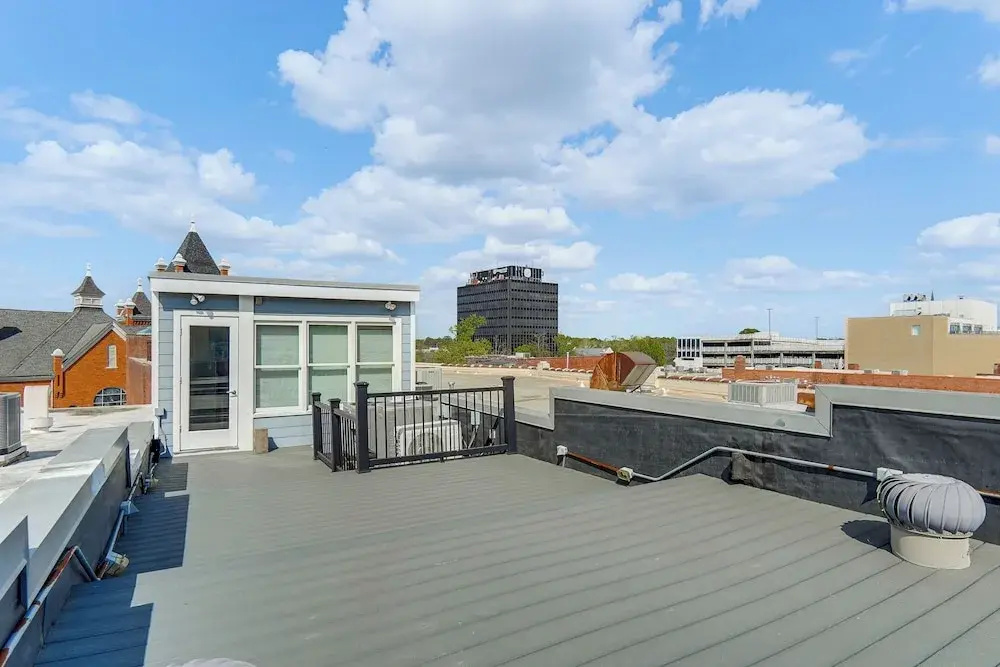 Stylish Downtown Loft: Rooftop Patio + 2 King Beds