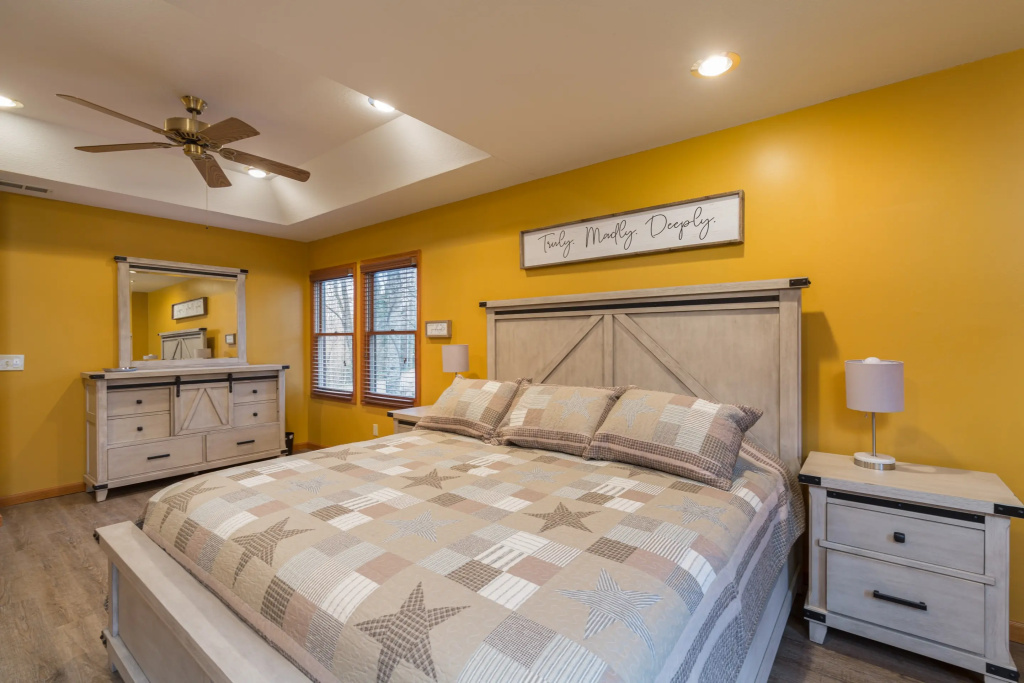 North Ridge Place Brand New Log Cabin with Hot Tub Great Location