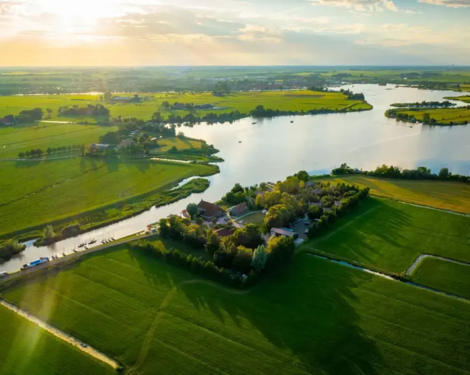 Swarm - 3 Waterlodges Naast Elkaar in Friesland